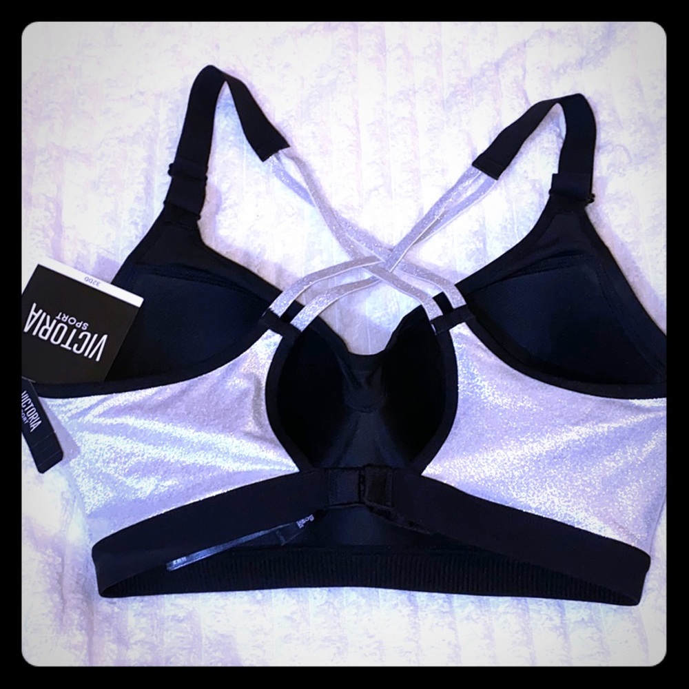 Nwt incredible Victoria’s Secret sport bra silver